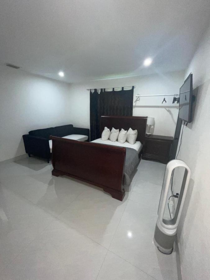 Room & Private Bathroom Boca Raton Exterior photo